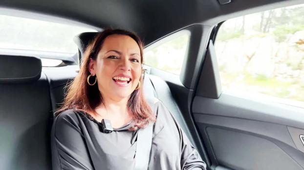 jacquieetmicheltv – Cristal, 44, delighted to have two guys for herself!