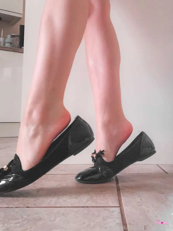 Footgirlgonebad_18