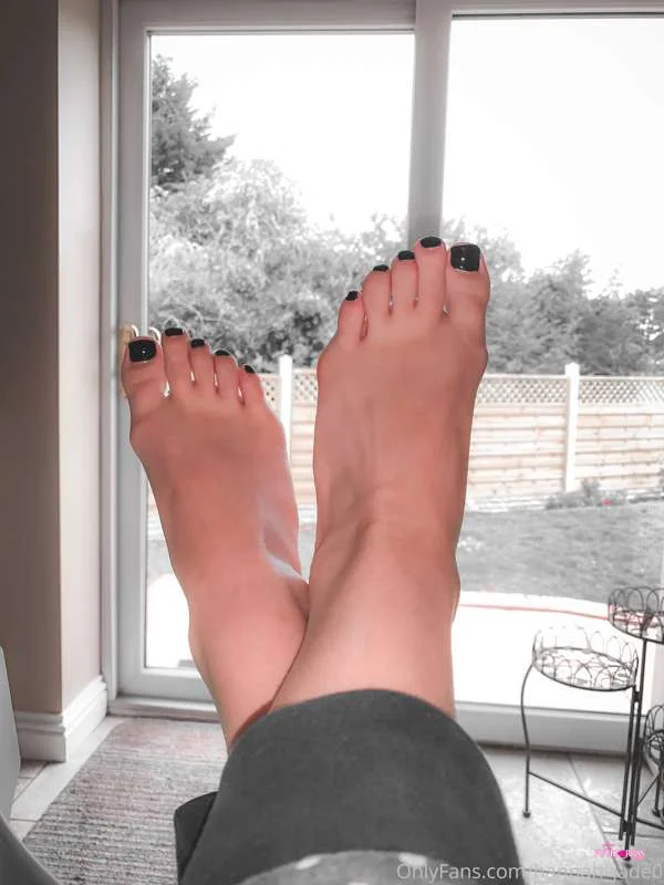 Footgirlgonebad_22