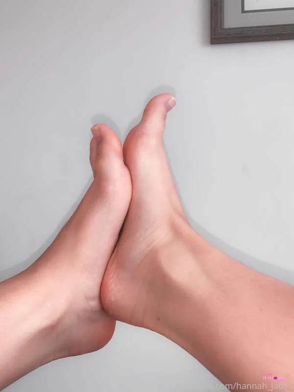 Footgirlgonebad_24