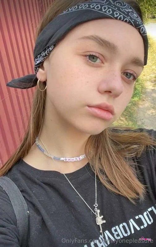 Emilyonepleasure_45